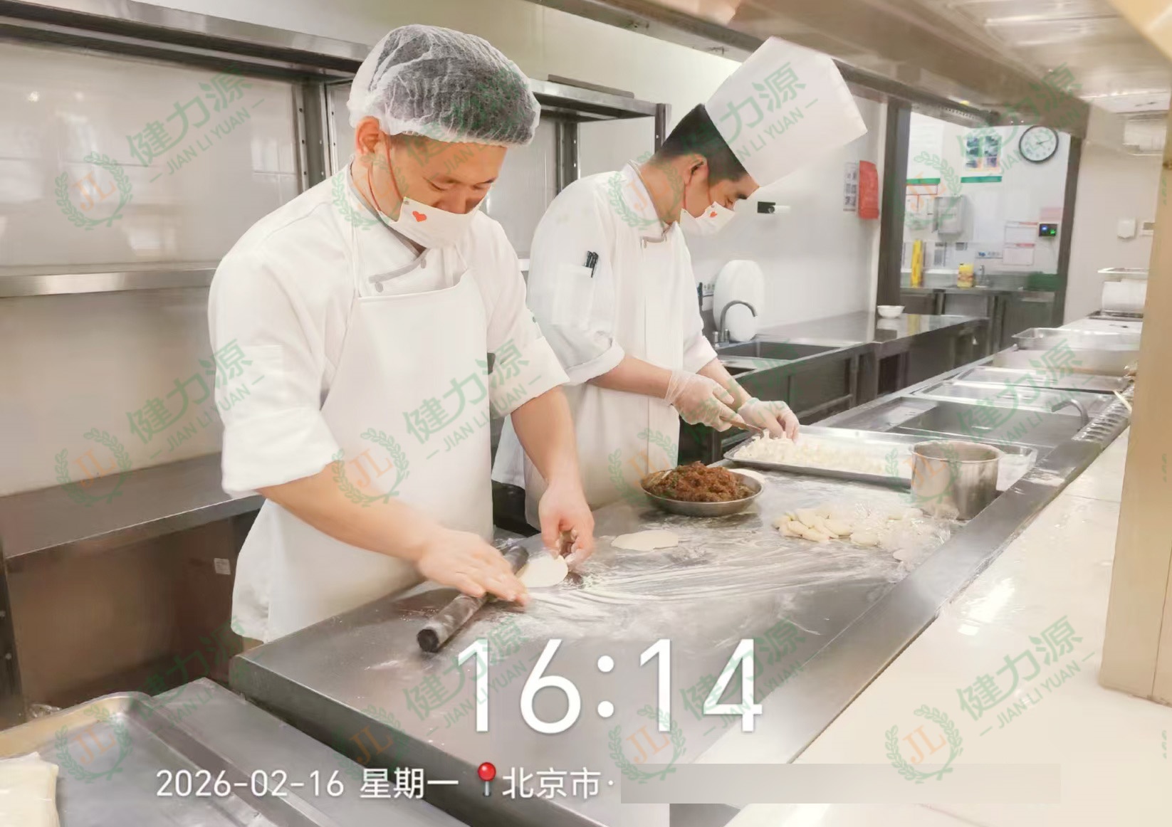 北京某空管餐厅 守岗员工正在包水饺 (1).jpg