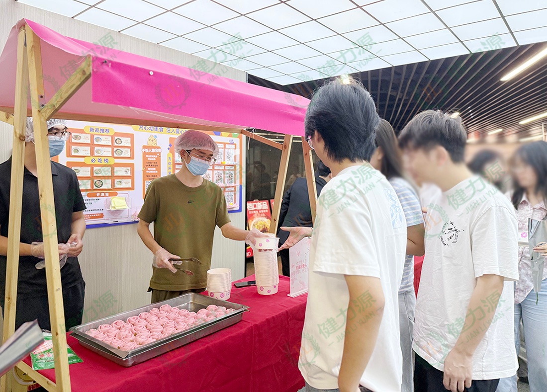 顾客排队领取七夕情人节玫瑰花馒头 (1).jpg
