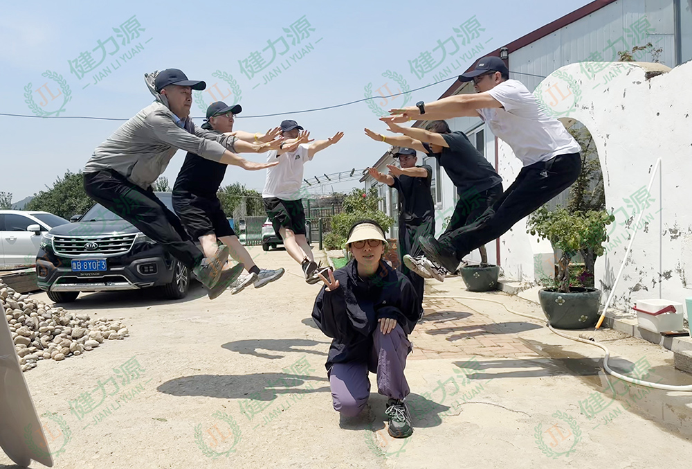 同事们完成随机拍照任务.jpg