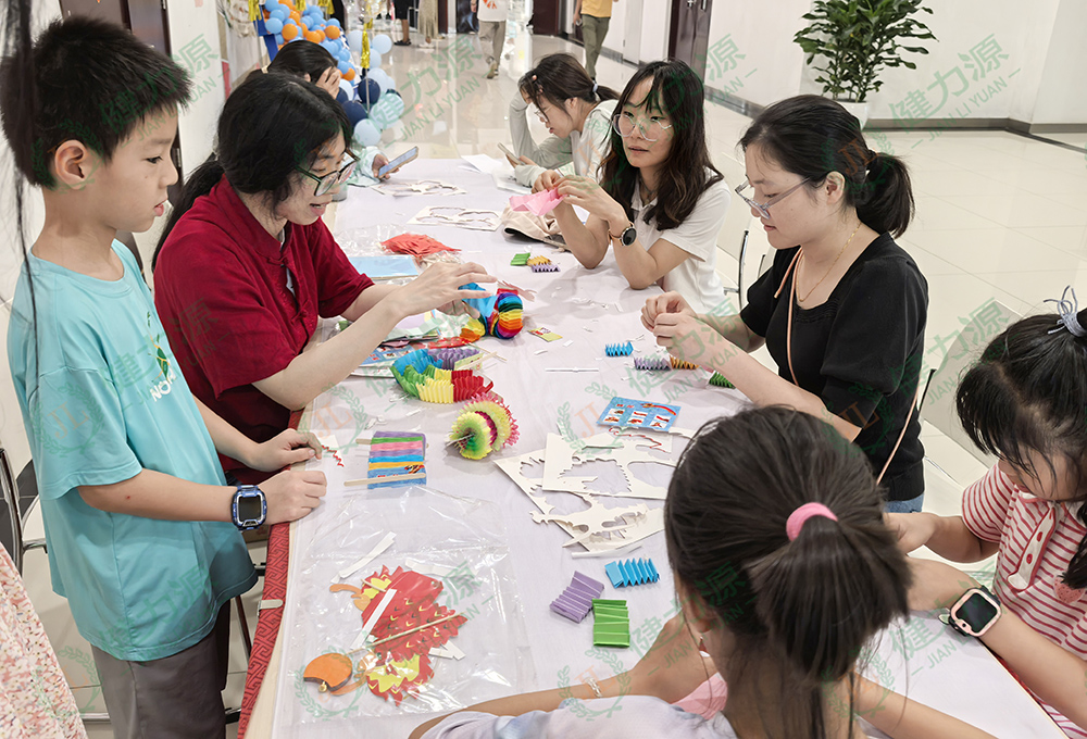 顾客参与翻花活动.jpg