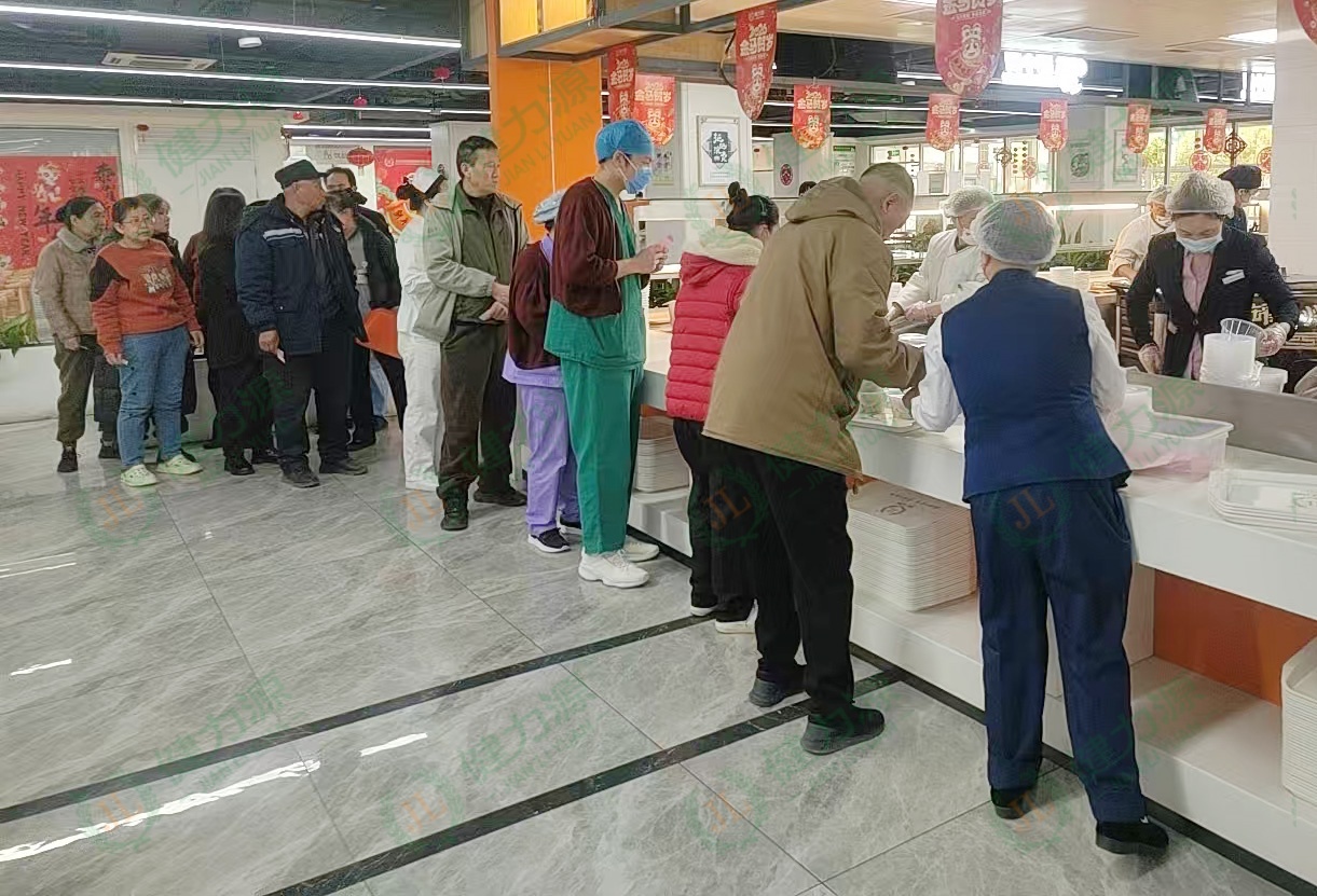 北京某医院餐厅 守岗员工正在工作 (1).jpg