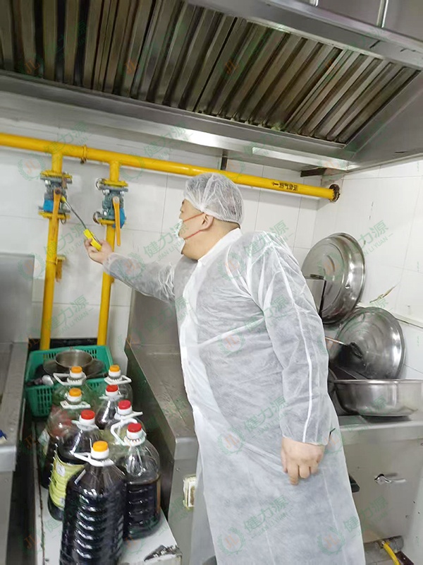 安全管理人员深入后厨检查工作 (1) (1).jpg
