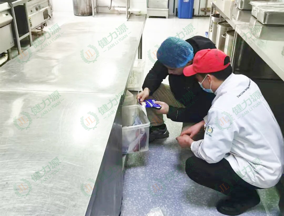 体系安全工作人员在餐厅现场检查2 (1).jpg