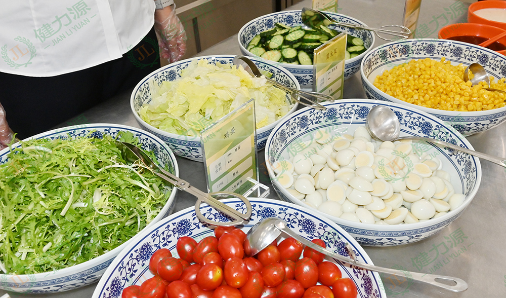 餐厅里各类菜品标识明确.jpg