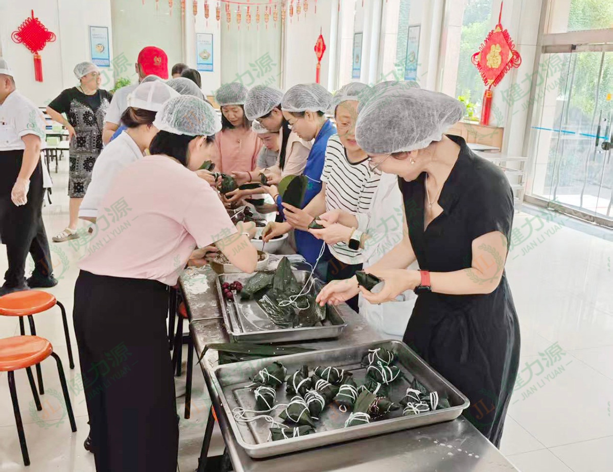 顾客积极参与包粽子活动 (1).jpg