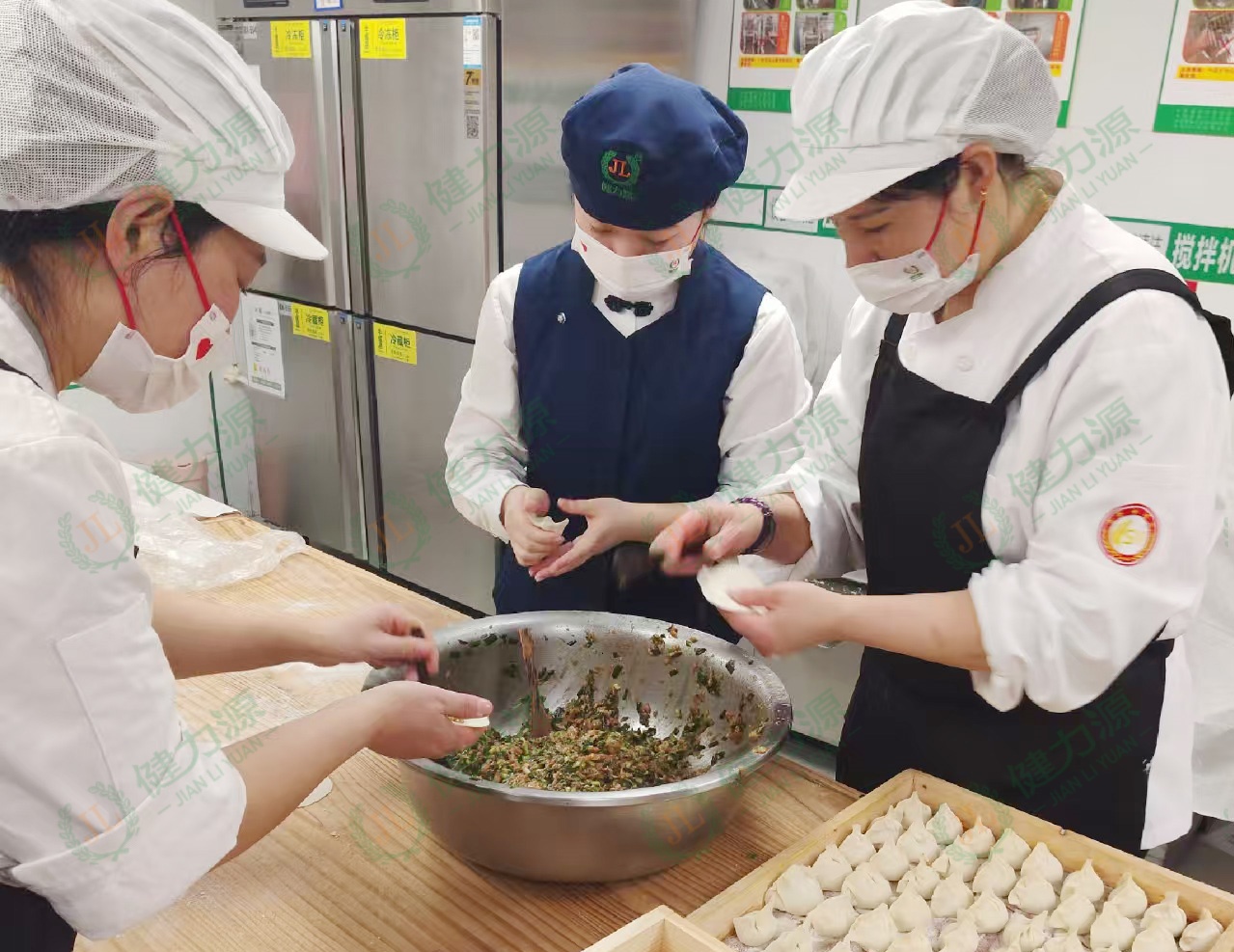 石家庄市委餐厅 守岗员工正在包水饺 (1).jpg