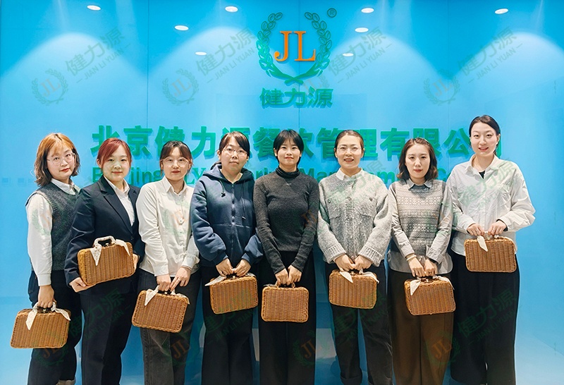 沈阳大区职能部门妇女节合影 (1).jpg