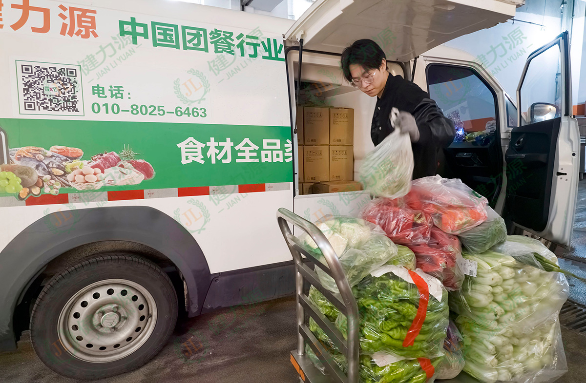 蔬菜冷链运输到达餐厅 (1).jpg