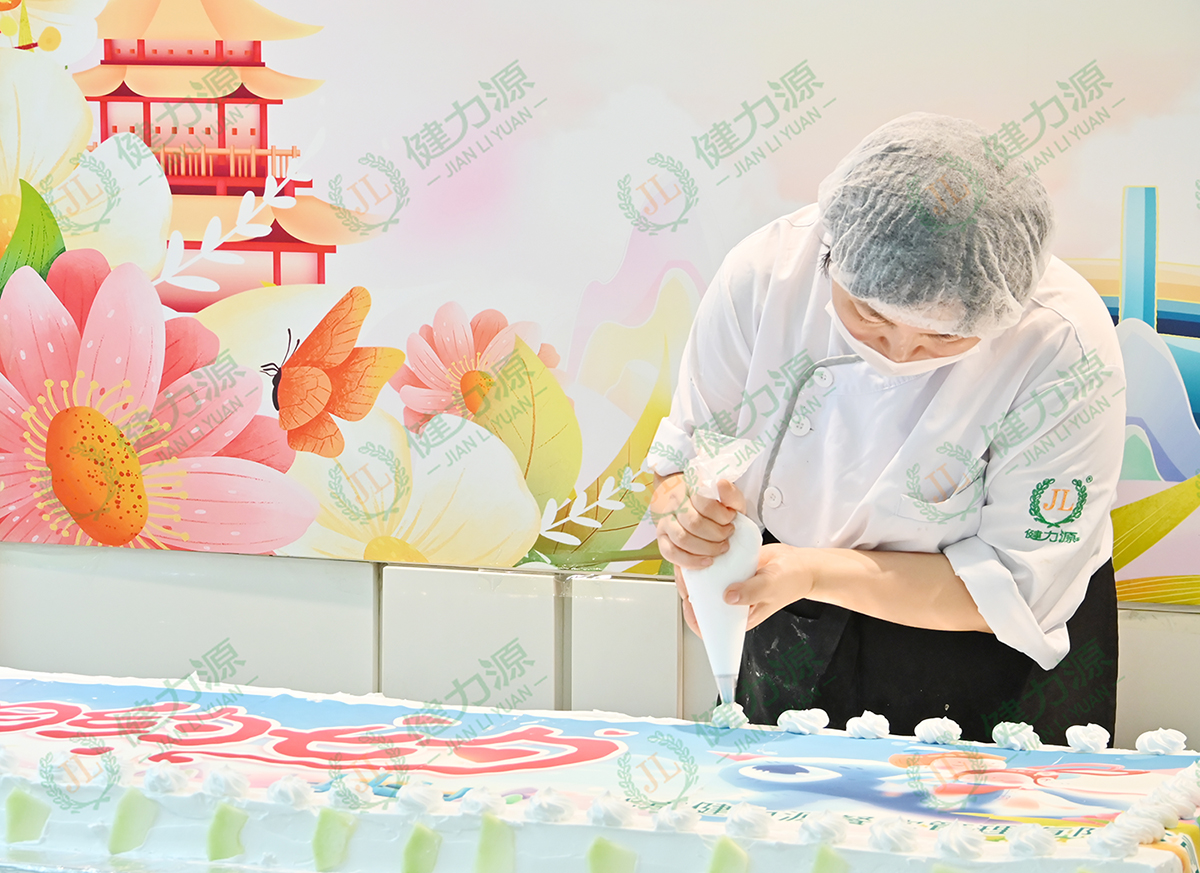 餐厅面点师正在手工制作节日大蛋糕.jpg