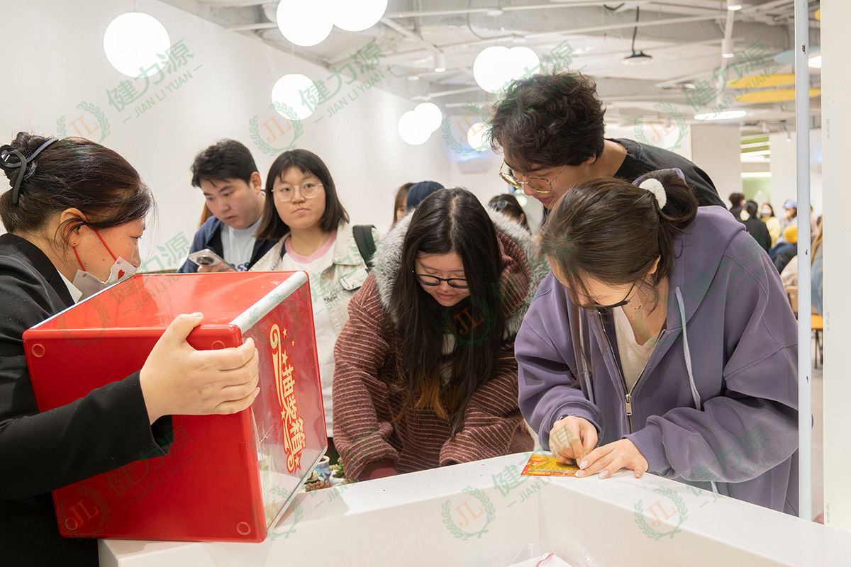 顾客正在参与刮刮乐 (1).jpg