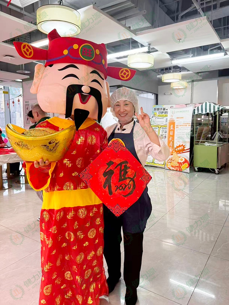 腾讯三星餐厅服务员杨凤香 连续8年守岗 (1).jpg