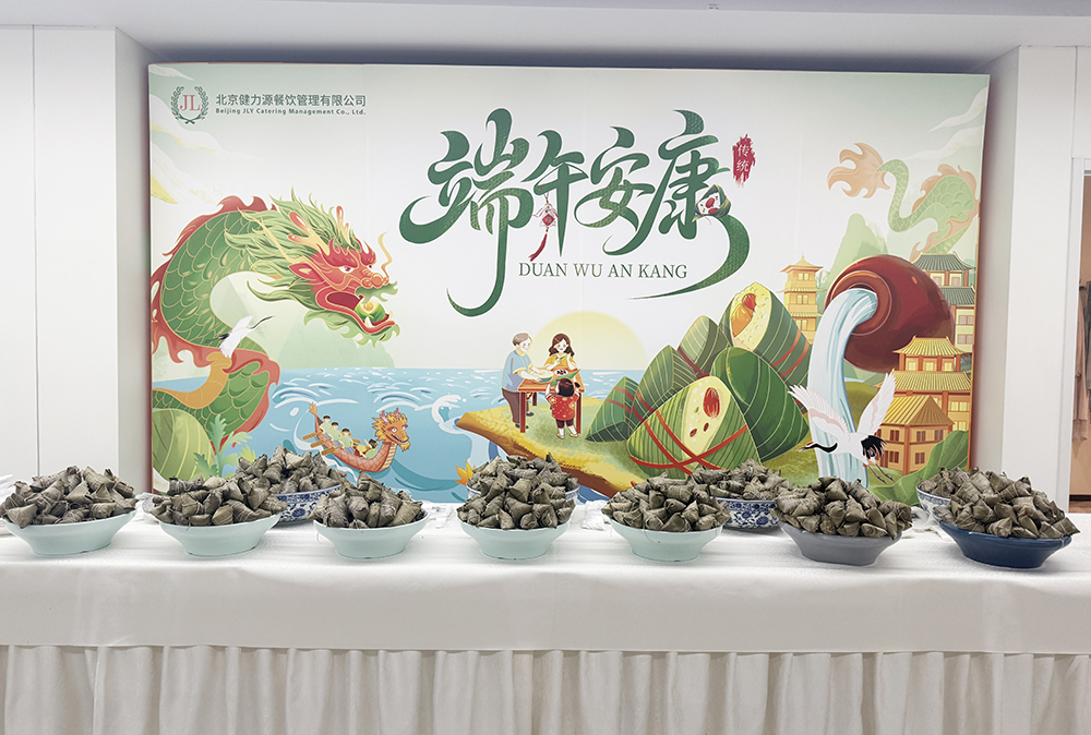 1摆满粽子的迎端午美食节活动展台.jpg