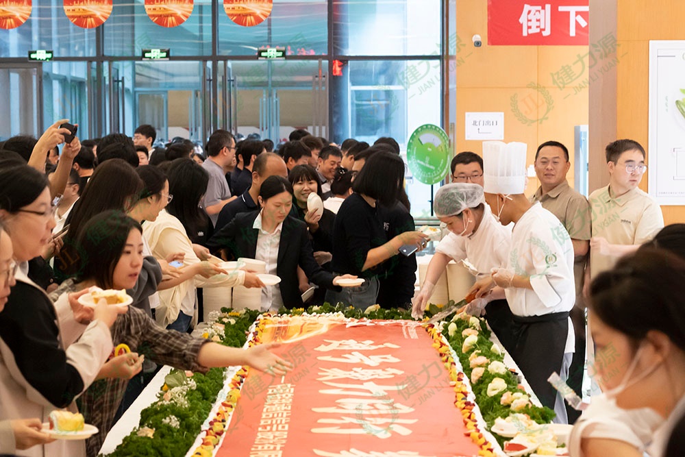 餐厅工作人员正在分发蛋糕 (1).jpg