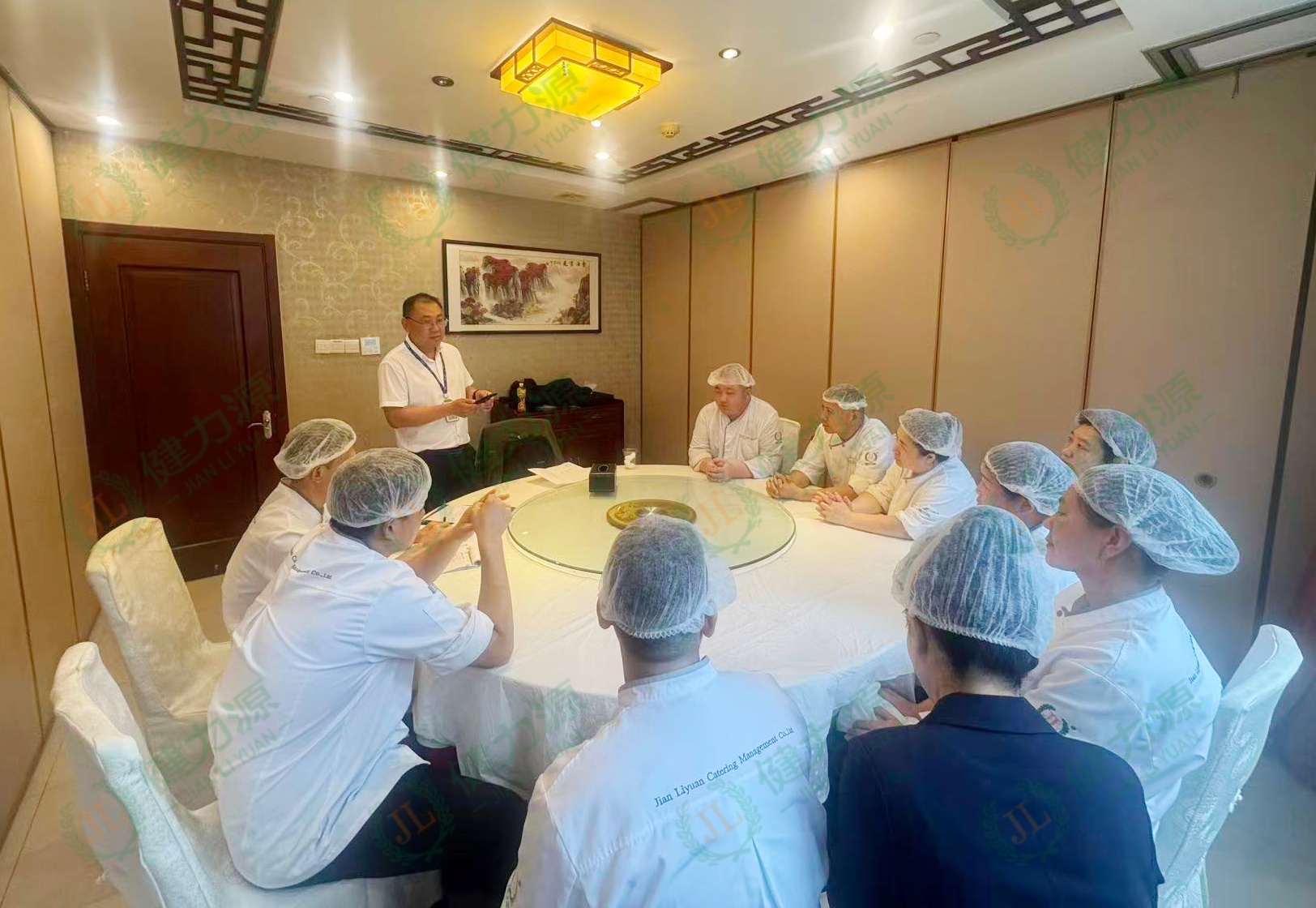 餐厅内进行专项安全培训 (2).jpg