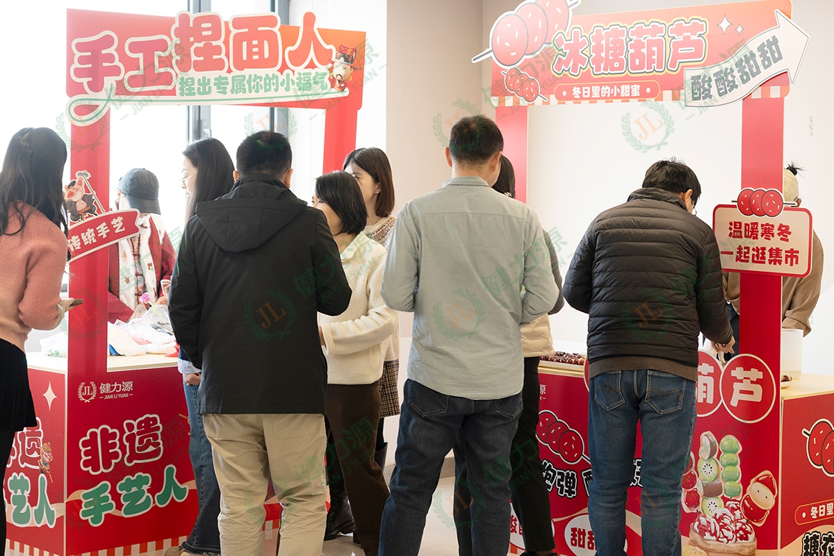 顾客被活动花车吸引 (1).jpg