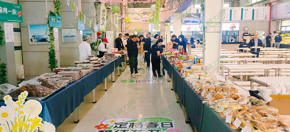 顾客们正在外卖集市上挑选 (1).jpg