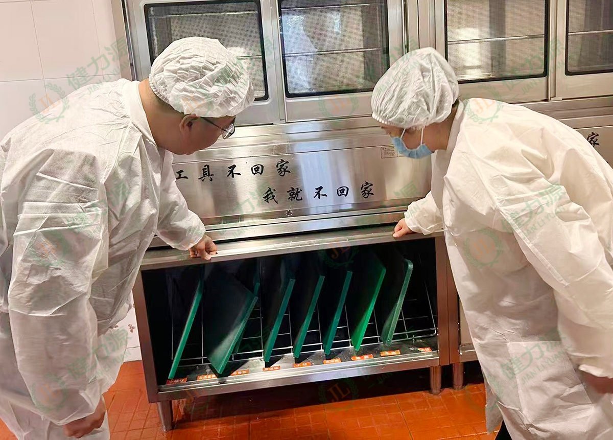 上海大区营运副总经理李军在餐厅现场检查 (1).jpg