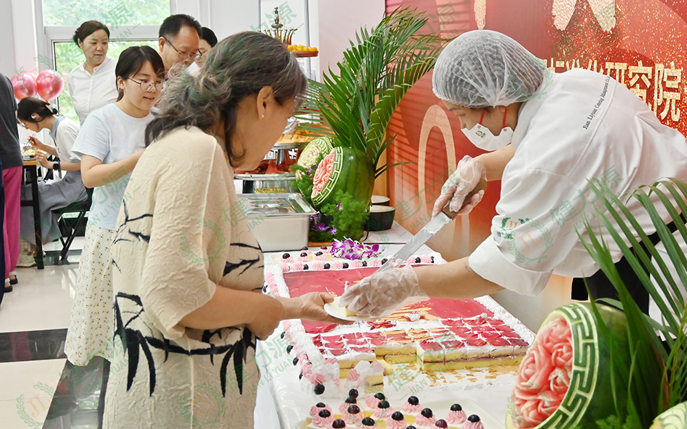 餐厅员工给就餐顾客分发大蛋糕.jpg