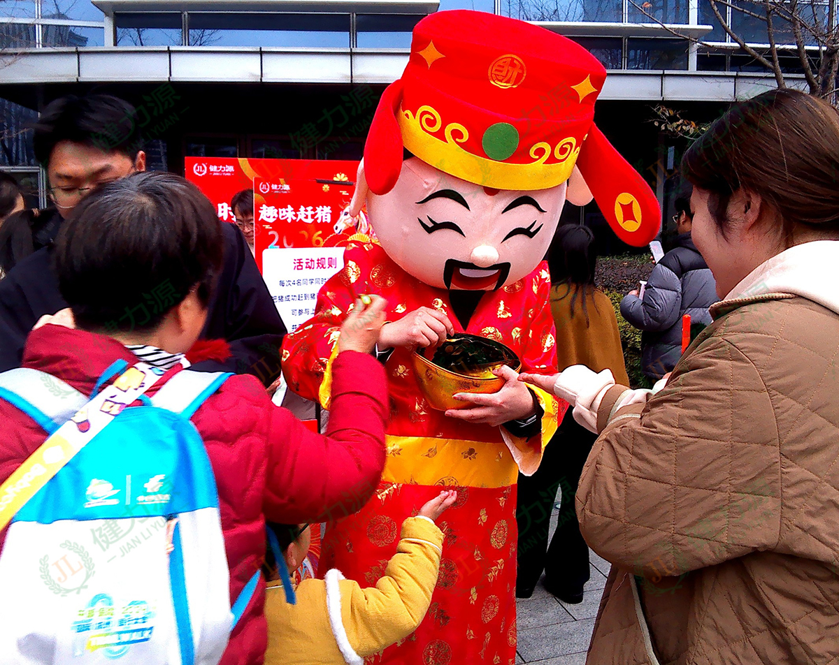 &ldquo;财神爷&rdquo;与顾客惊喜互动.jpg