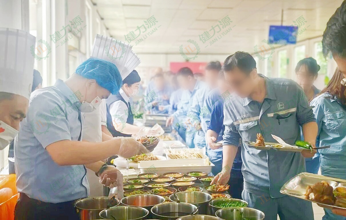 顾客排队选购特色美食 (1).jpg