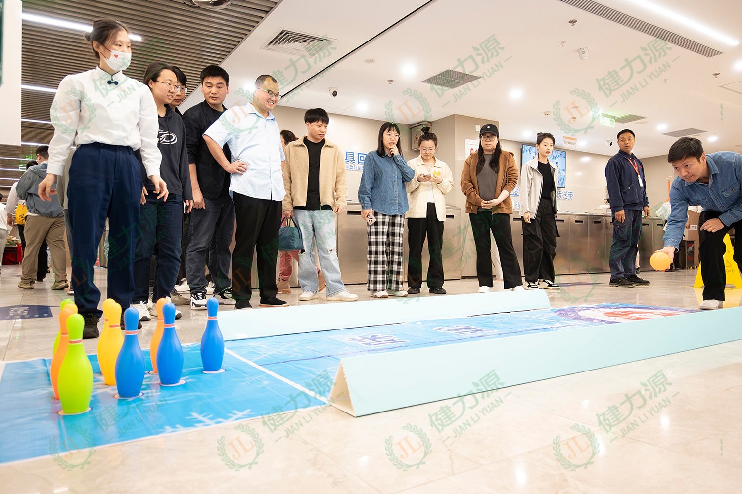 顾客参与保龄球游戏 (1).jpg