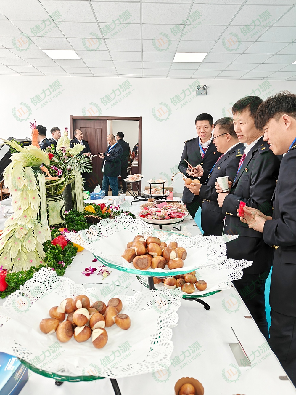 享用茶歇的顾客被孔雀雕刻所吸引 (1).jpg