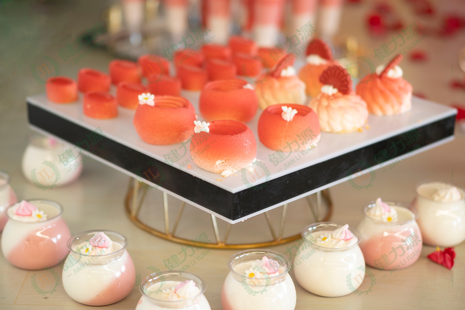 展台上外观精美、摆盘考究的甜品 (1).jpg