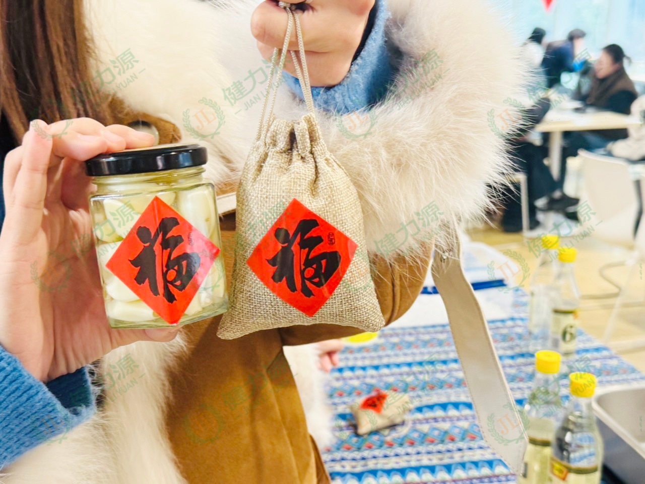 顾客展示腊八粥“福袋”和腊八蒜 (1).jpg