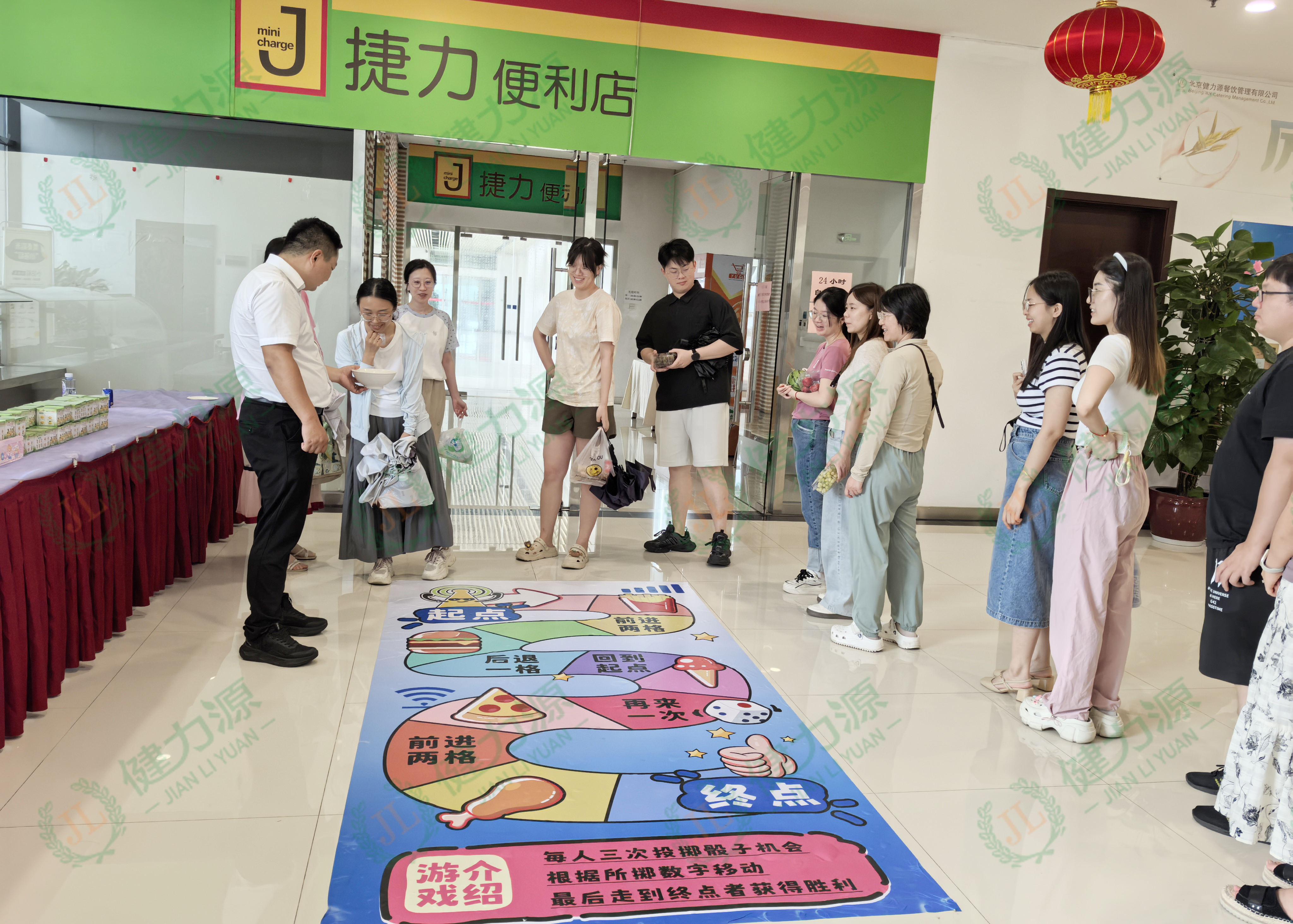 顾客参与地面飞行棋小游戏.jpg