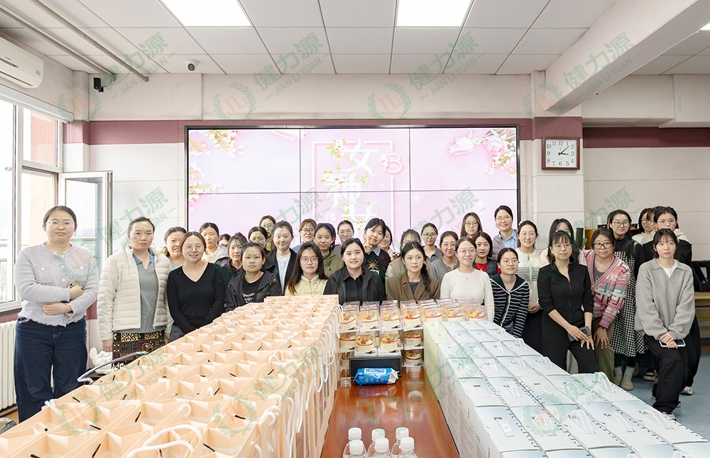 北京大区职能部门妇女节合影 (1).jpg