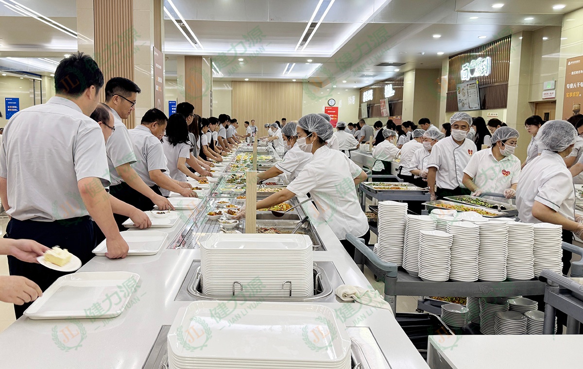 午餐高峰期,顾客们有序打餐 (1).jpg