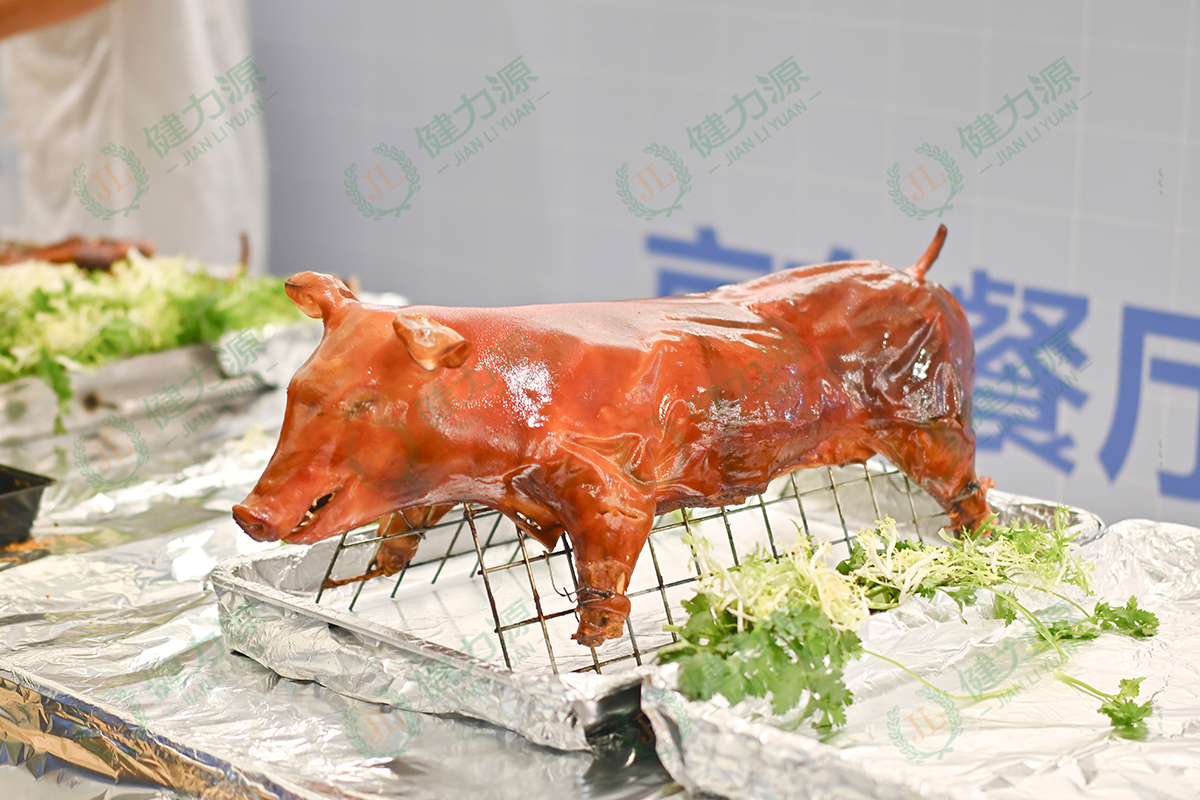 开业现场的烤乳猪.jpg