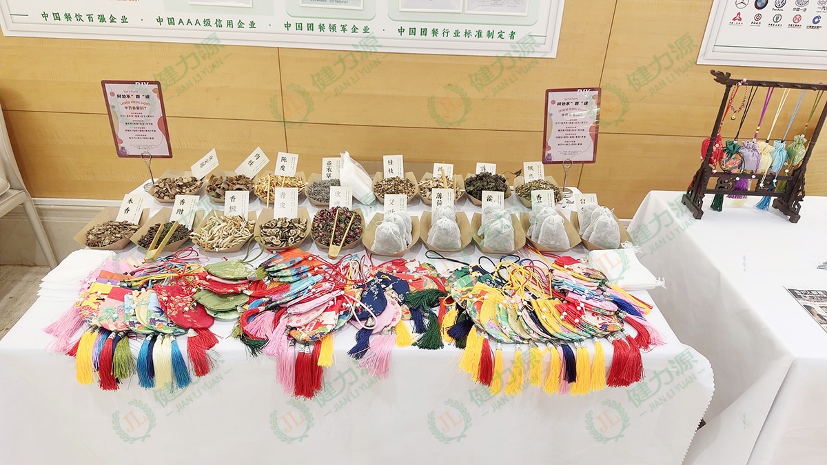 活动现场推出&ldquo;香囊DIY&rdquo;活动 (1).jpg