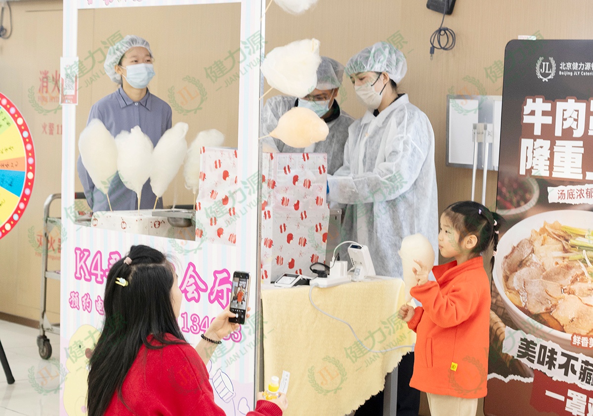 棉花糖花车前，顾客正在给孩子拍照 (1).jpg