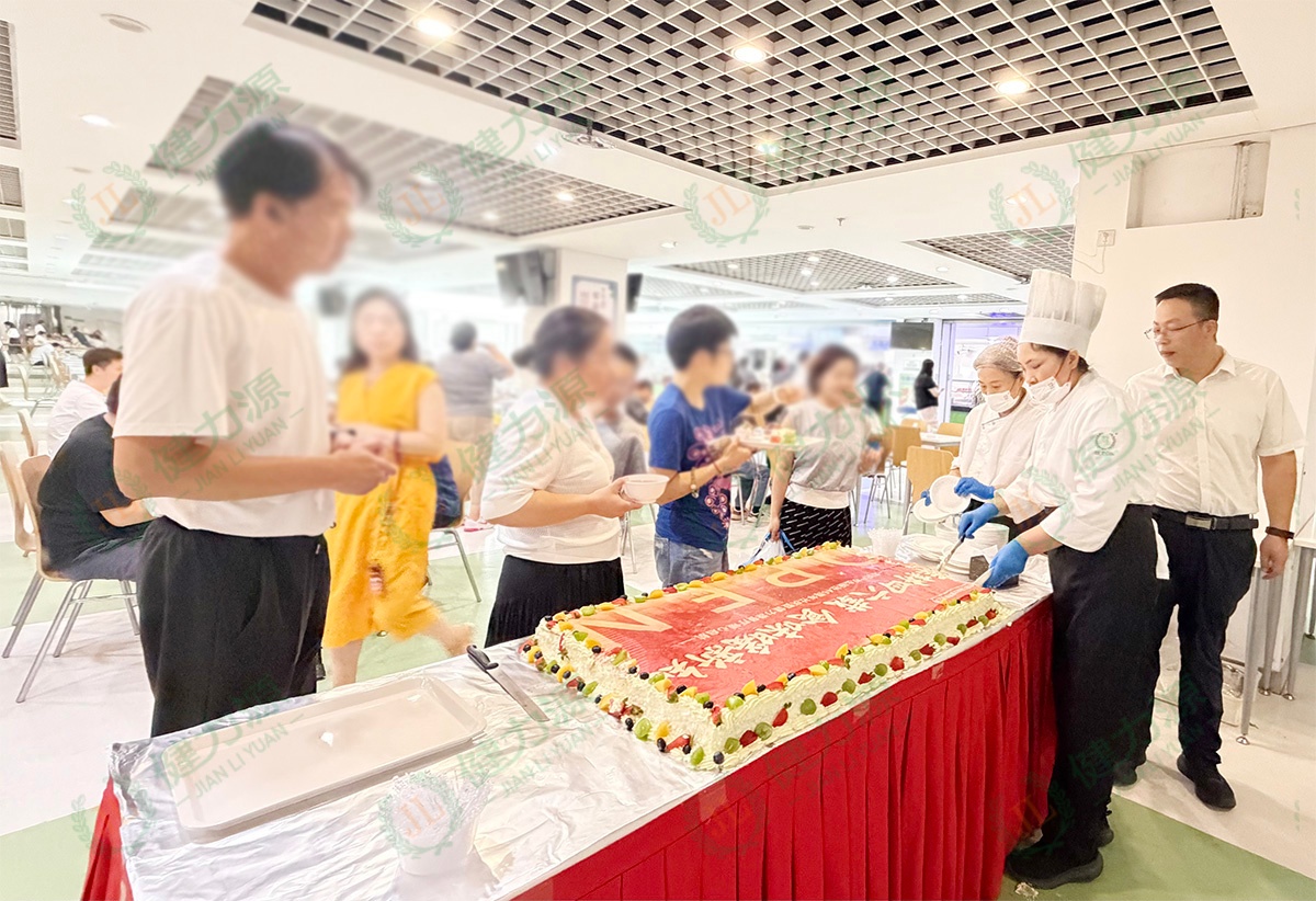 北京某餐厅,工作人员正在给顾客分发大蛋糕 (1).jpg