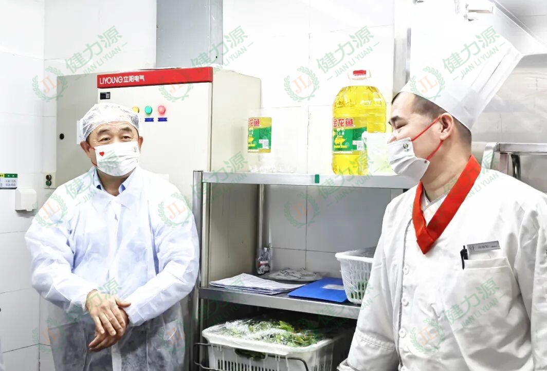 荐世新董事长同员工亲切交谈 (1).jpg