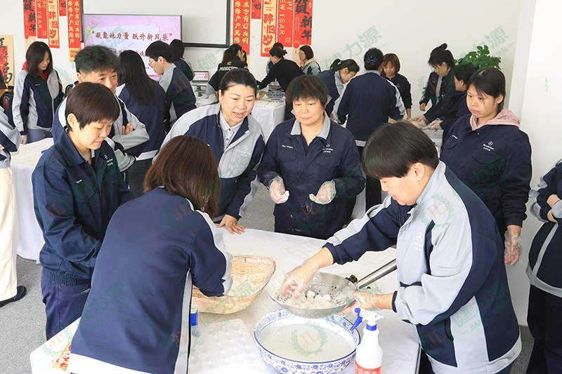 顾客自己动手滚元宵 (1).jpg