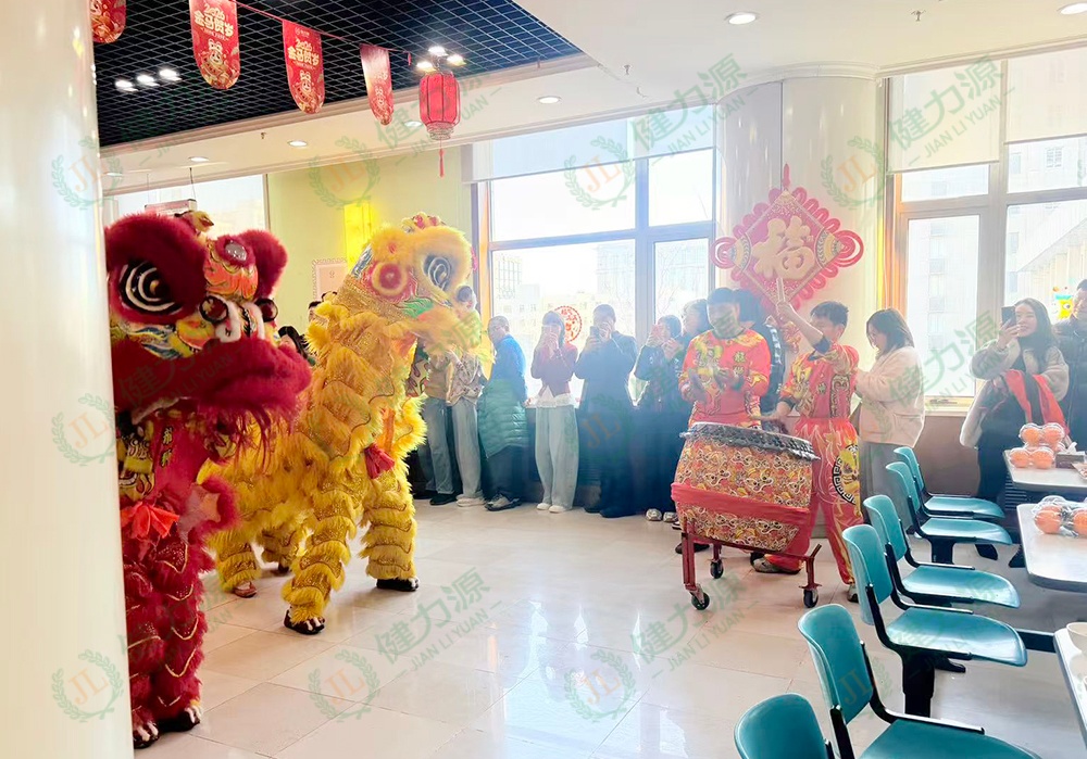 餐厅迎新春美食节上的舞狮表演 (1).jpg