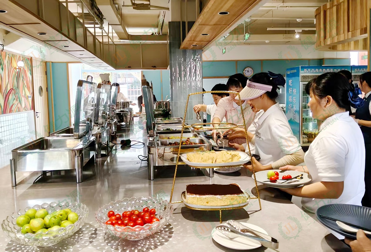 海南某新餐厅，顾客正在自助取餐 (1).jpg