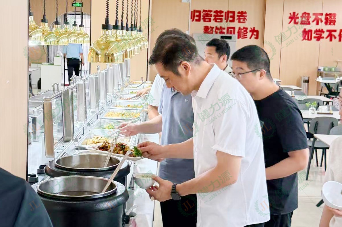 南阳某餐厅开业前,餐厅邀请顾客试餐 (1).jpg