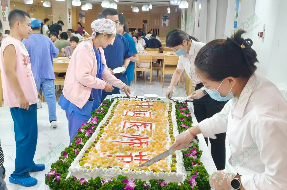 工作人员分发蛋糕 (1).jpg