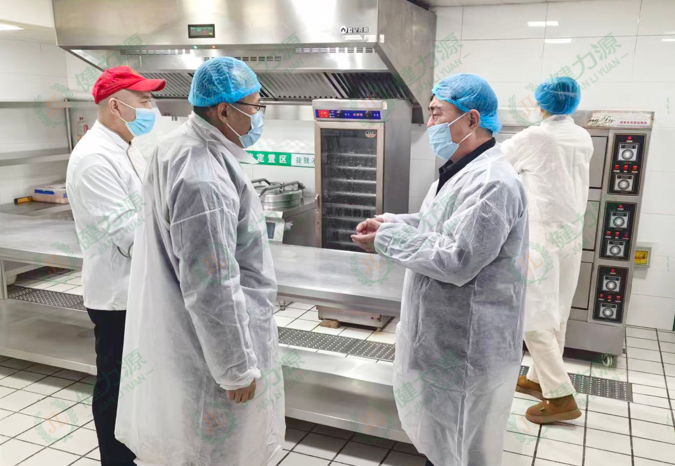 山东大区市场总经理葛富升在餐厅现场检查 (1).jpg