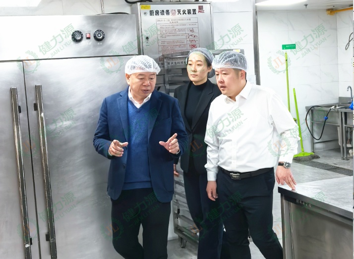 沈阳大区营运总经理张克明在餐厅现场检查 (1).jpg