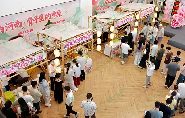 顾客们在花车前排起长队 (1).png