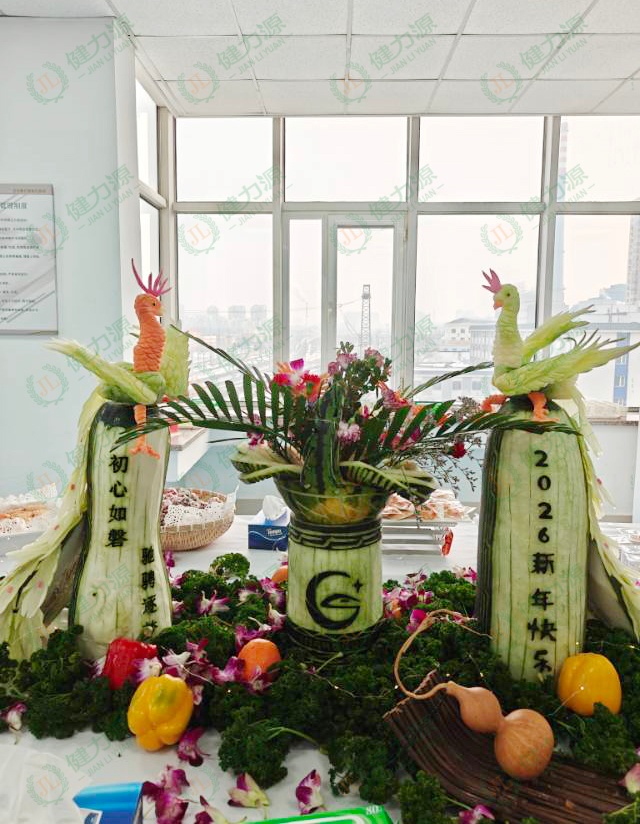 栩栩如生的孔雀蔬菜雕刻 (1).jpg