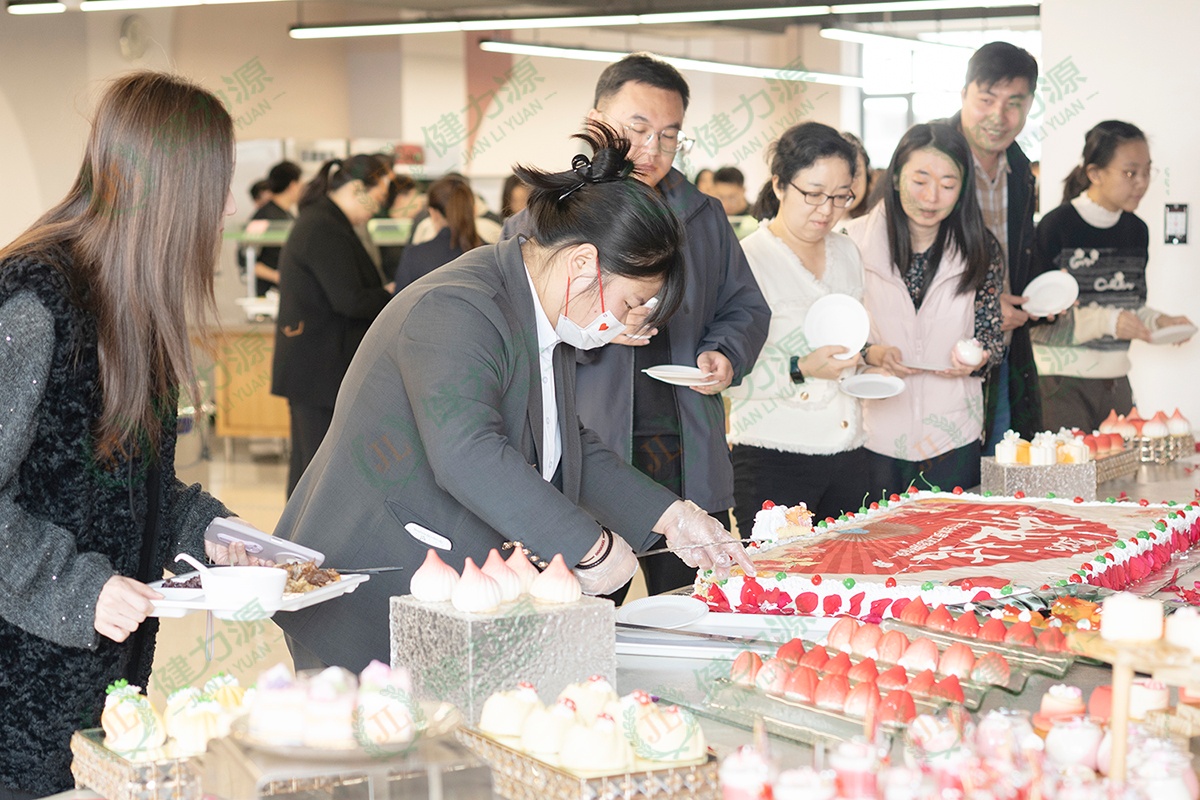 餐厅员工为顾客分发大蛋糕 (1).jpg