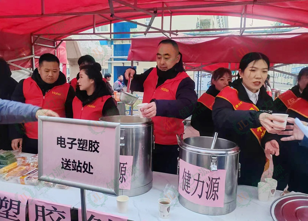 餐厅员工正在保障送站早餐 (1).jpg