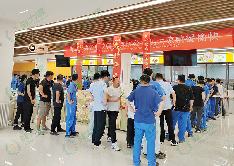 山东某地铁公司餐厅 顾客们正在排队就餐.jpg