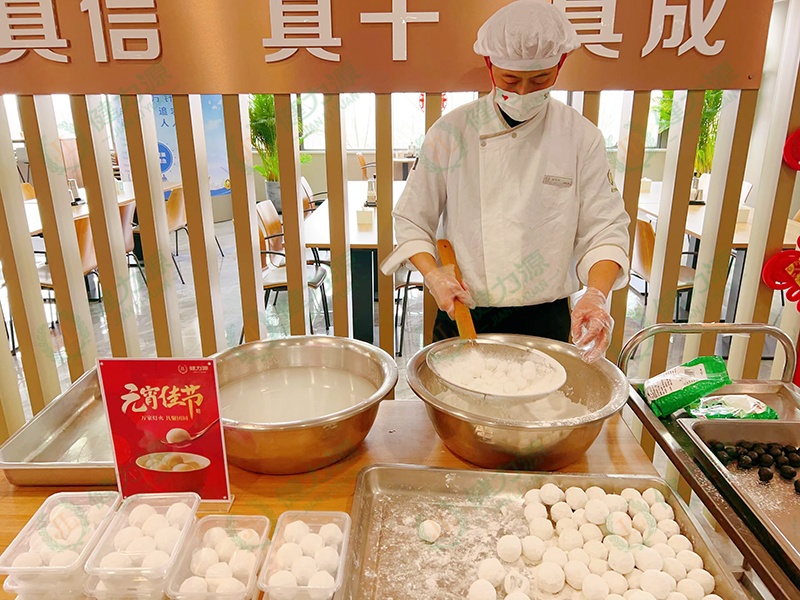 厨师正在滚元宵 (1).jpg