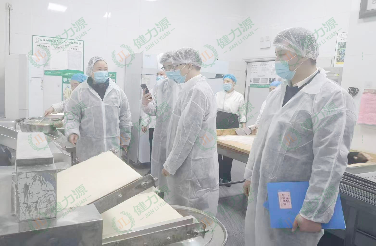 重庆大区营运总经理辛海燕在餐厅现场检查 (1).jpg